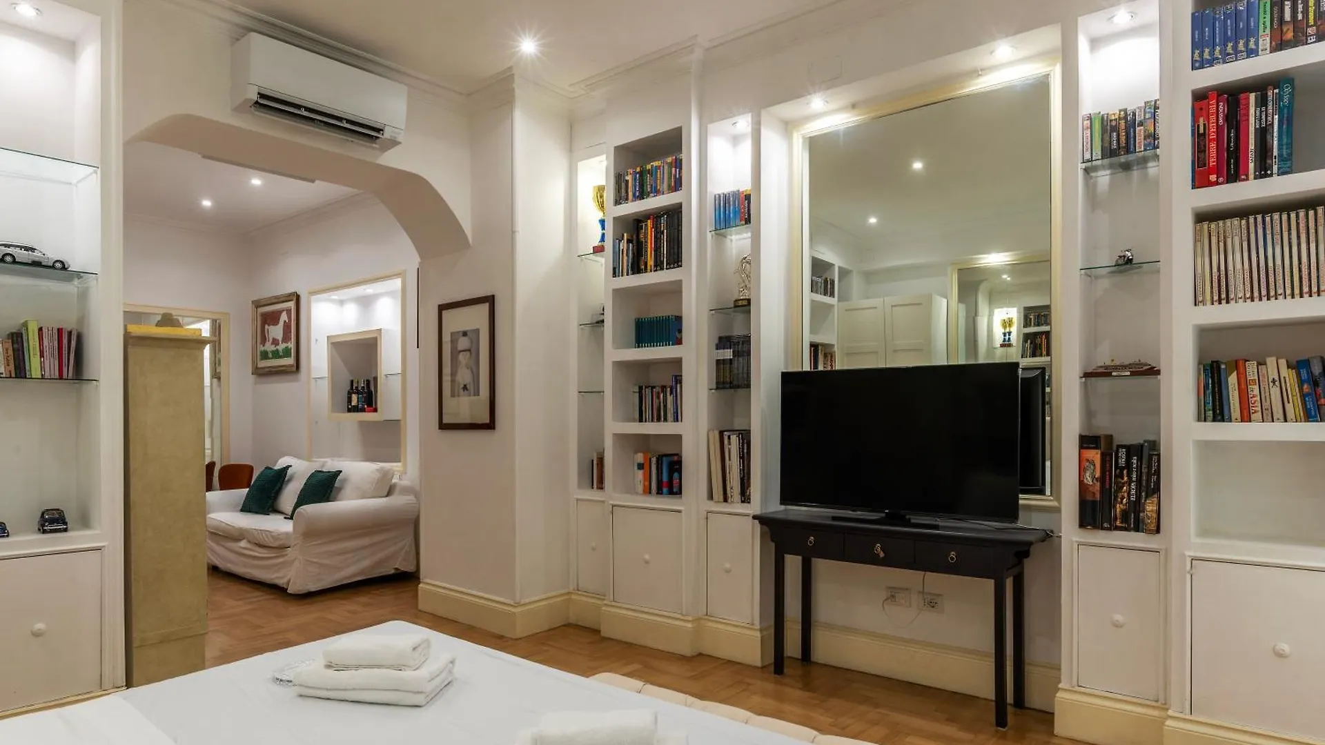 Apartment The Mirror Suite Next To Spanish Steps Rome