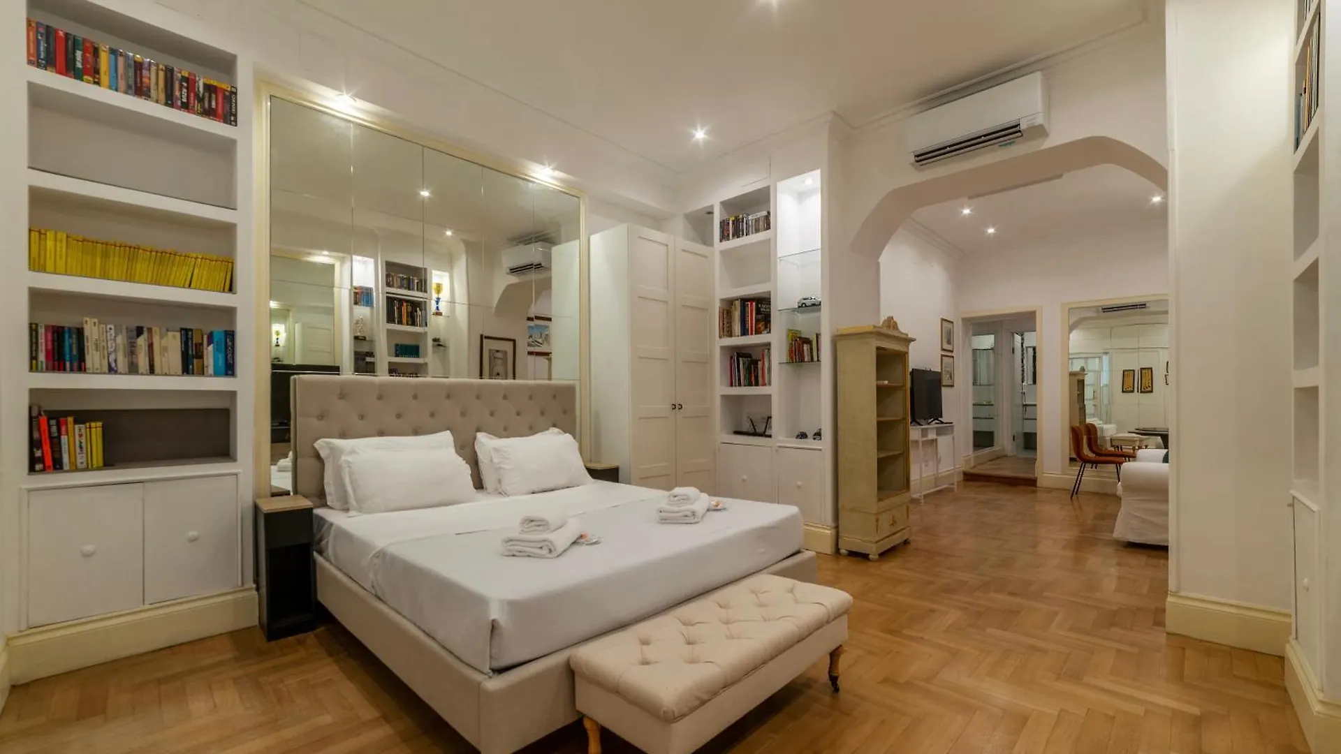 The Mirror Suite Next To Spanish Steps location